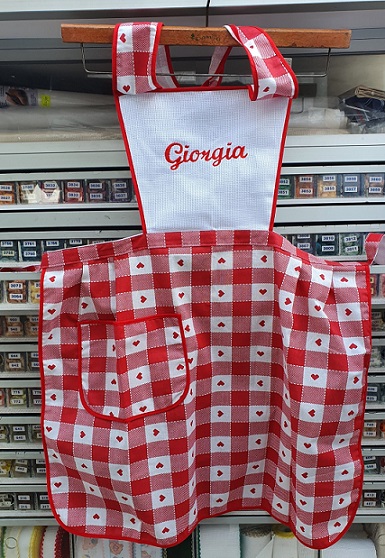 Grembiule con Pettorina dis. Cuori col.Rosso - immagine 2
